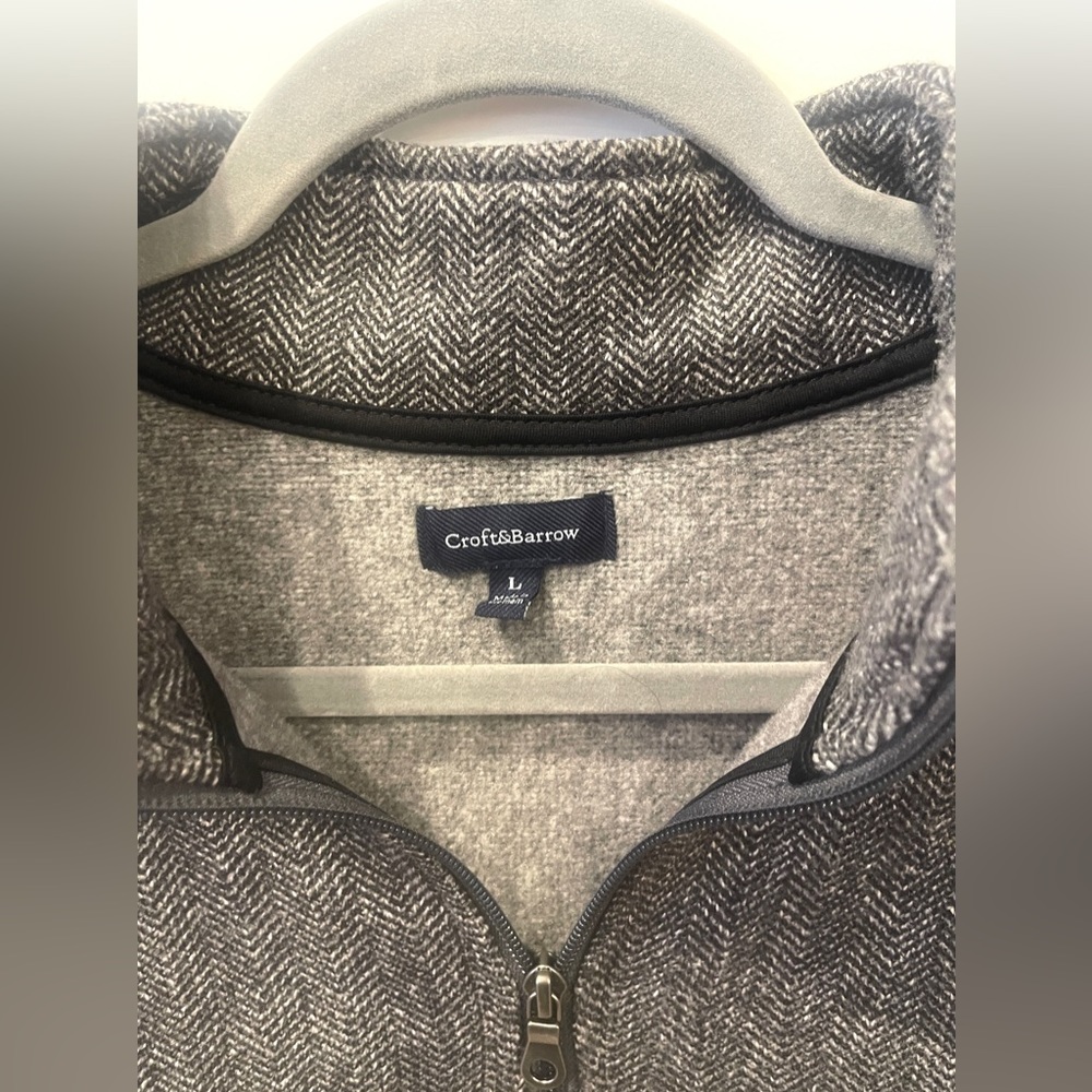 Nice men’s pullover jacket with a zipper… in good condition